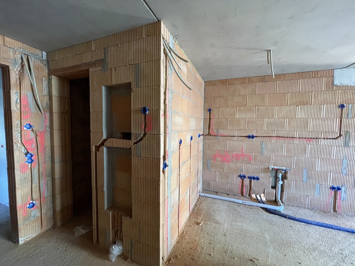 Leitungen im Rohbau verlegt