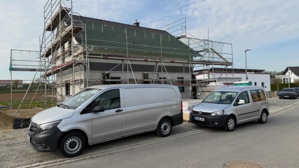 Fahrzeuge von Elektro HG vor einer Baustelle in Ingolstadt